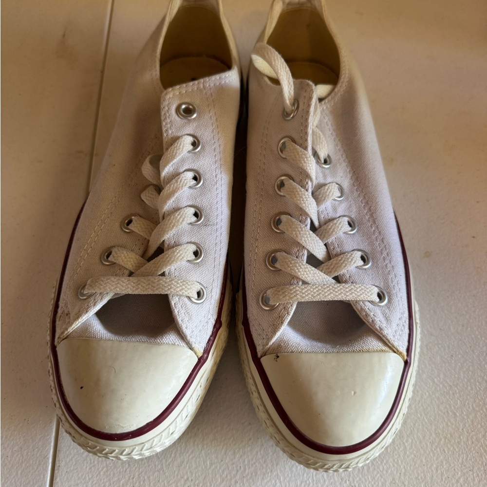 Women’s Converse, size 8